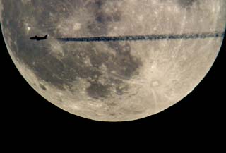 月に雁ならぬ、月に旅客機